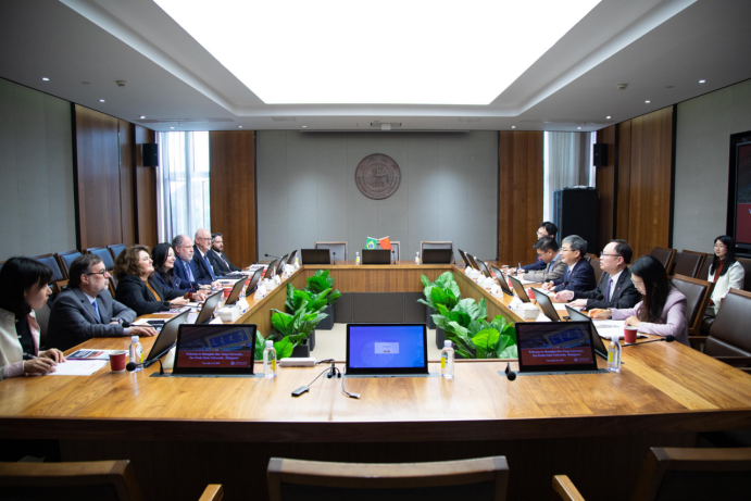 A group of people sitting at a table with laptops

Description automatically generated