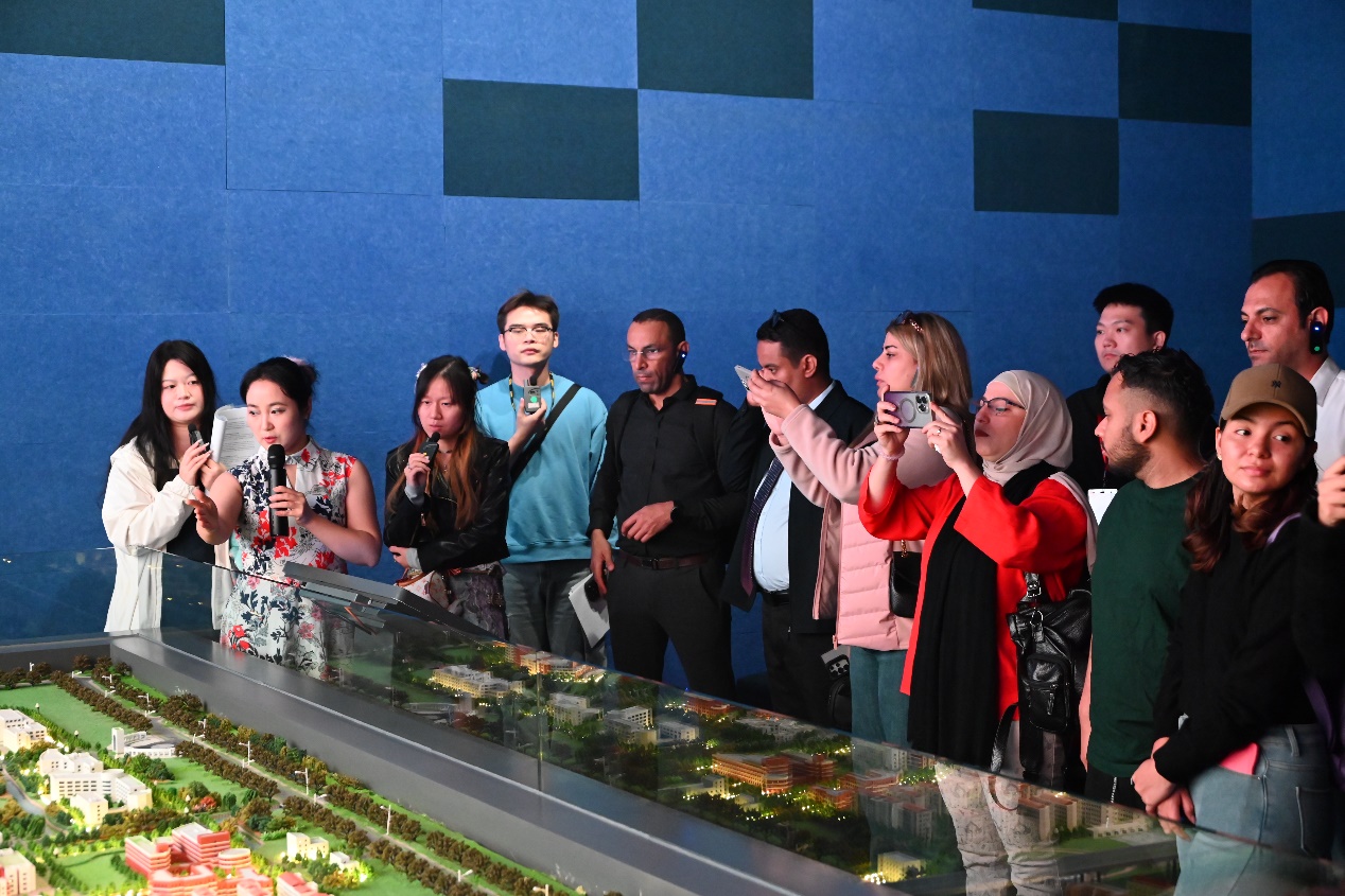 D:\批量下载-Intl Journalists visit等160个文件\Intl Journalists visit\DSC_2901.JPG