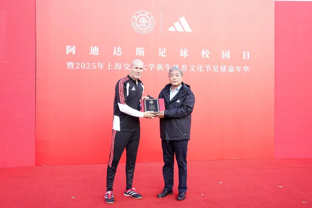 Two men holding a plaque

Description automatically generated