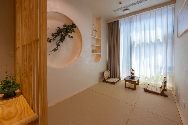 A room with a round wall and a table

Description automatically generated