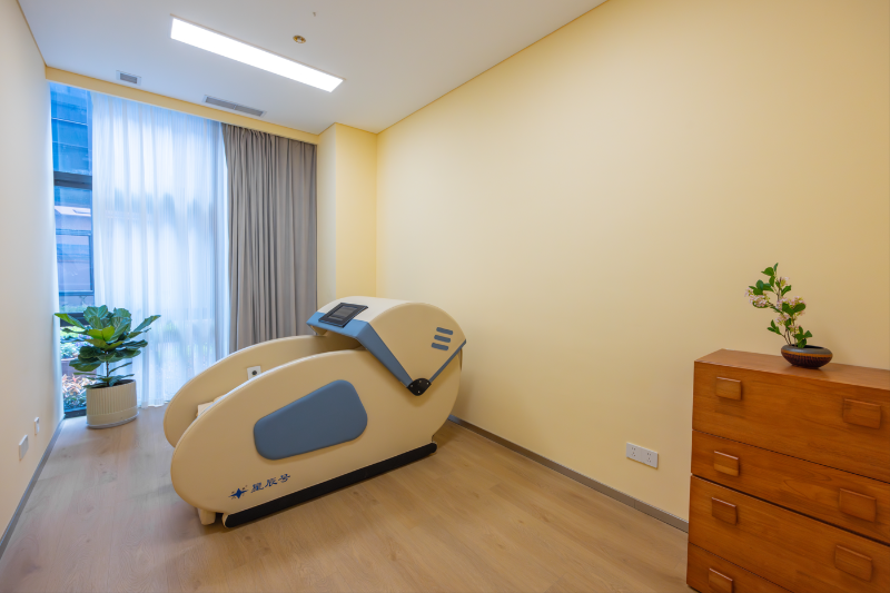 A room with a large machine

Description automatically generated