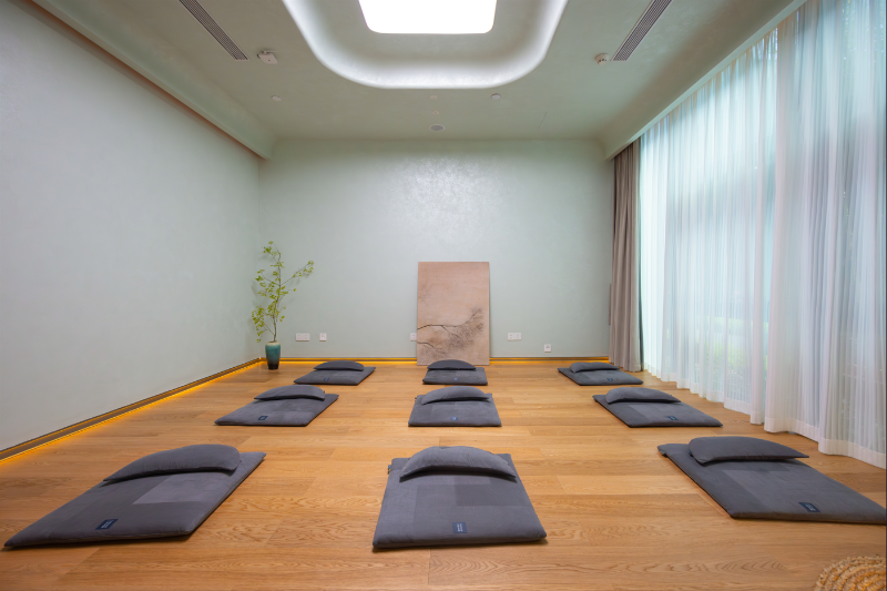 A room with mats on the floor

Description automatically generated