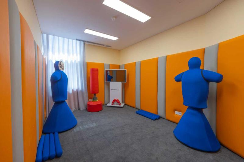 A room with a couple of blue and orange objects

Description automatically generated