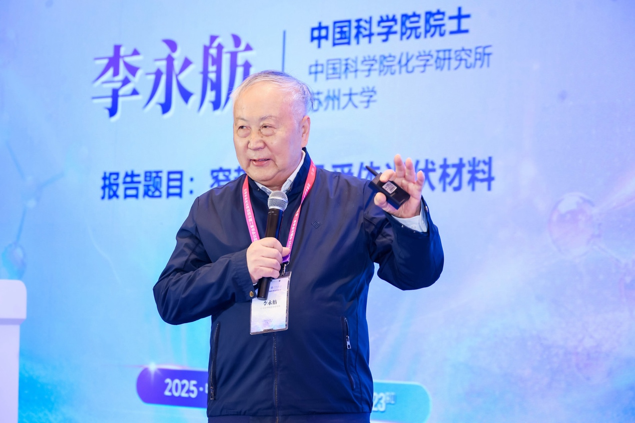 穿着西装笔挺的男子与配字
AI 生成的内容可能不正确。