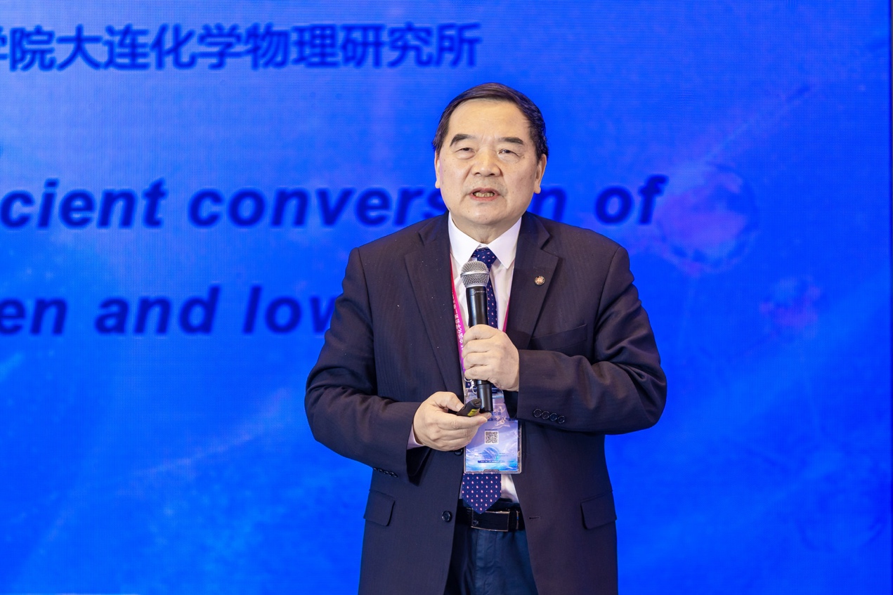 穿着西装笔挺的男子与配字
AI 生成的内容可能不正确。